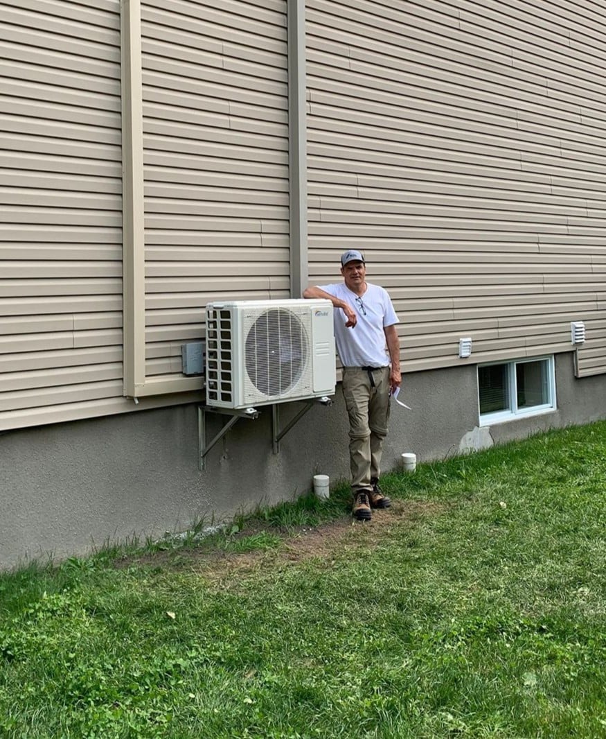 Technicien en climatisation effectuant une installation.
